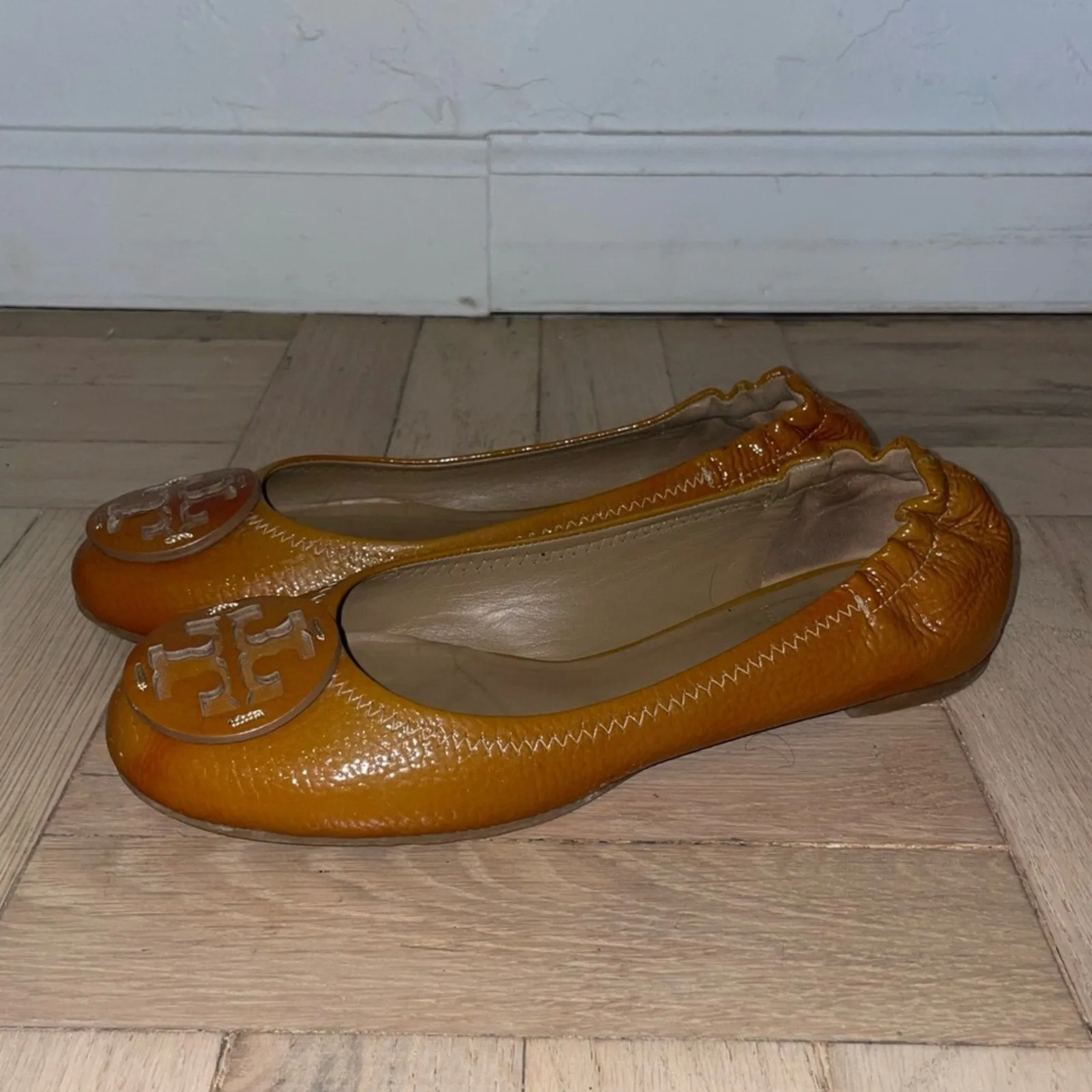 Tory Burch Reva Pebbled Leather Logo Ballet Flats (W7)