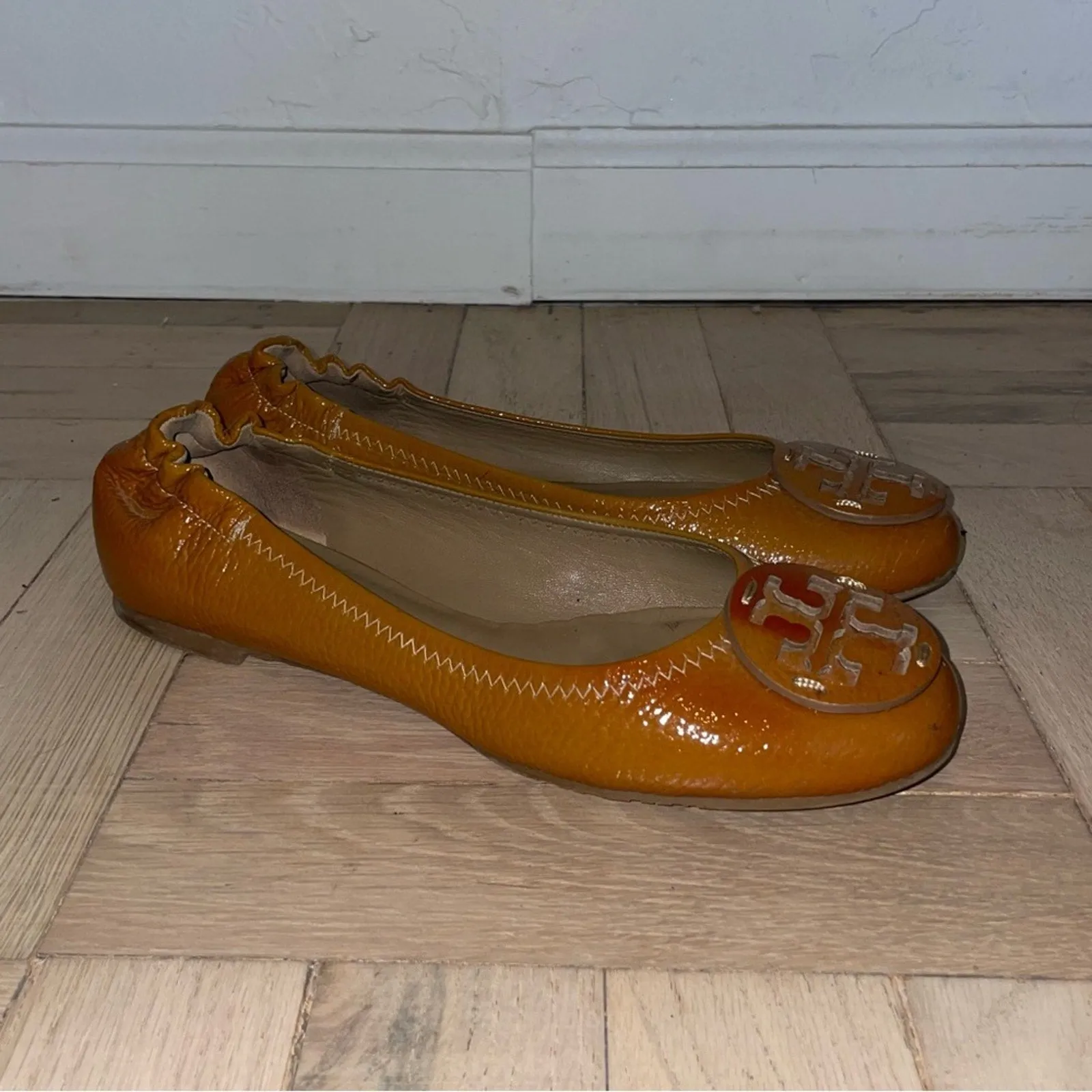 Tory Burch Reva Pebbled Leather Logo Ballet Flats (W7)