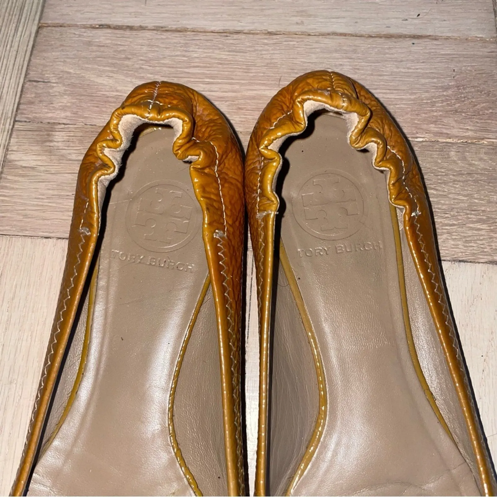 Tory Burch Reva Pebbled Leather Logo Ballet Flats (W7)